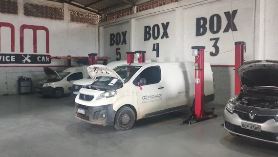 Boxes da MM Servicecar com veículo da frota Prolagos